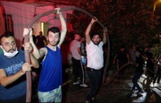 Yangını duyan eline hortumu ve kovayı alıp sokağa...