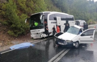Yolcu otobüsüyle otomobil çarpıştı: 2 ölü,...