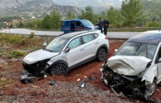 3 otomobilin karıştığı zincirleme kazada 3 yaralı...