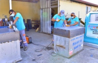 Alanya Belediyesi, çöp konteynerlerini yenileyerek...
