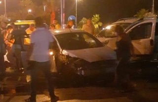 Alanya'da 2 araç birbirine girdi! Ortalık savaş...