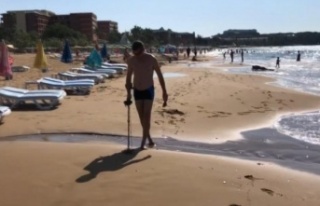 Alanya'da Rus turist elinde dedektörle sahile...