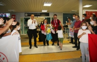 Alanya'nın gururu 8 madalyalı Dilara çiçeklerle...