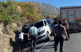 Alanya yayla yolunda minibüs şarampole düştü