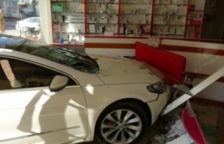 Alanya’da kontrolden çıkan araç eczaneye daldı!