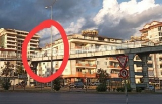 Alanya’da üst geçitte motosiklet krizi!