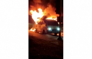 Alev topuna dönen minibüsünü çaresiz halde izledi,...