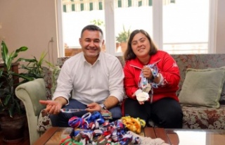 Başkan Yücel'den şampiyon Dilara'ya evinde...