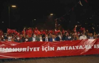 Binlerce Antalyalı, Cumhuriyet'in 98. yılı...