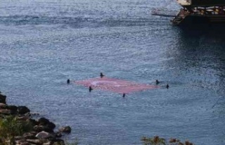Cumhuriyetin 98. yılı için denizde dev Türk bayrağı...