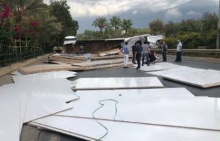 Devrilen tırın dorsesi yolcu indiren otobüse çarptı