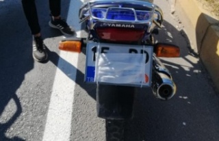 Ehliyetsiz motosiklet sürücüsünün maskeyi taktığı...