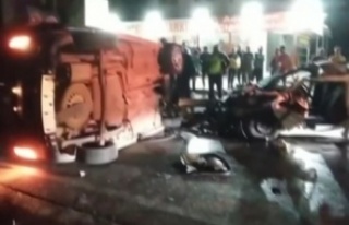 Hafif ticari araç karşı şeride geçip otomobile...