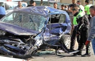 İki aracın hurdaya döndüğü kazada sürücülerden...