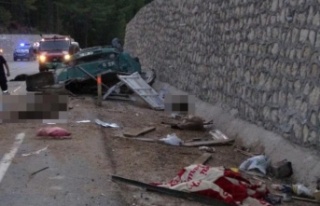 Koyun yüklü kamyon devrildi! Baba ve oğlu hayatını...