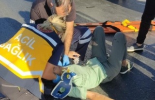 Minibüsten indi otomobilin altında kaldı