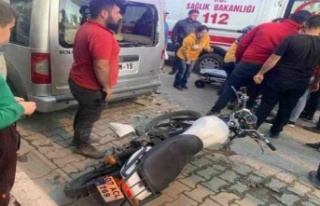 Motosiklet sürücüsü ticari araca duvara çarpar...