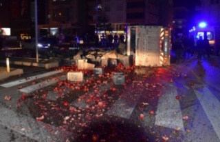 Nar yüklü kamyon devrildi: 4 yaralı var