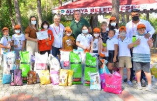 Öğrencilerden mama desteği