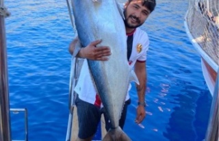 Oltasına 42 kiloluk balık takılan gencin sevinci