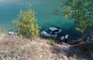 Otomobil ırmağa uçtu: 2 yaralı var