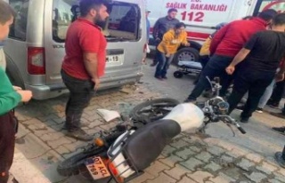 Park halindeki araca çarpan motosiklet sürücüsü...