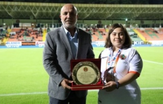 Rekortmen Dilara'ya plaket