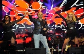 Serdar Ortaç Kemer'i coşturdu