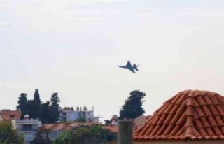 Solo Türk, gösteri öncesi provayla Antalya semalarında...