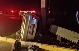 Takla atan otomobil aydınlatma direğine çarparak...