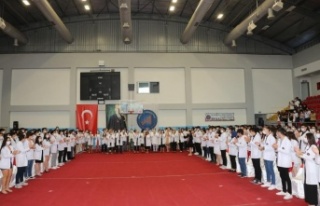 Tıp Fakültesi'nin 360 öğrencisi beyaz önlüklerini...