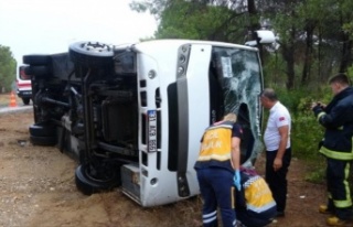 Tur minibüsü devrildi: 7'si Rus, 8 yaralı...