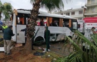 Turistleri taşıyan midibüs takla attı; 8 Rus turist...