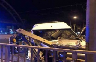 Turistleri taşıyan minibüs bariyerlere çarptı:...