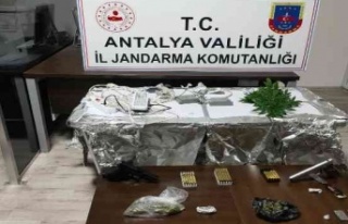 Yatak odasını uyuşturucu serasına çevirdi, jandarmadan...