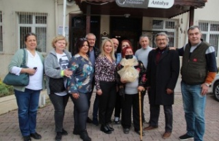 45 yıl sonra öğretmenleriyle bir araya geldiler