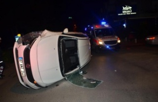 Ağaca çarpıp yan yatan araçtaki sürücü yaralandı