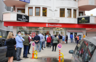 Alanya’da banka önlerinde kuyruklar oluştu