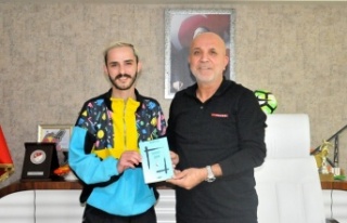 Alanyalı genç yazardan Çavuşoğlu’na ziyaret