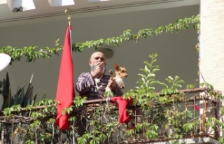 Balkondaki ilmekli eylemi polis önledi