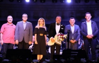 Başkan Yücel'den sağlıkçılara Cenk Eren...