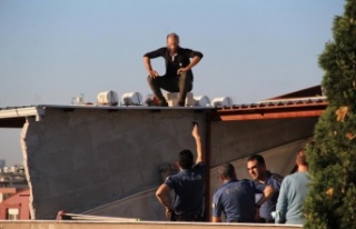 Çatıdaki eyleminden vazgeçirildi, itfaiye ve polislere...