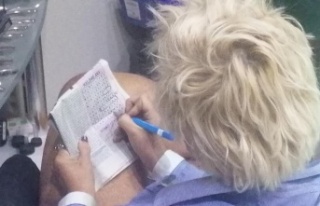 Çöp kutularını devirdi, şişeleri araçların...