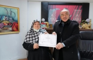 Ehliyet almak için 76 yaşında okuma yazma öğrendi