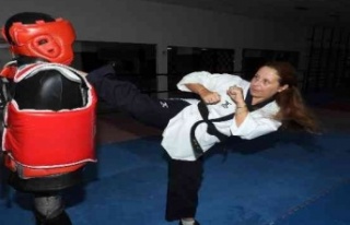 Ev hanımları tekvando eğitimi alıyor