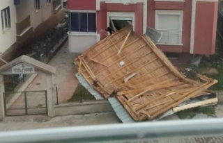 Fırtınayla uçan çatı yan apartmandaki evin içine...