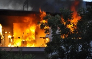 Gazipaşa'da 3 katlı ev alev alev yandı