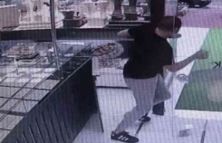 İmitasyon bileziği kuyumcuya satmaya çalıştı,...