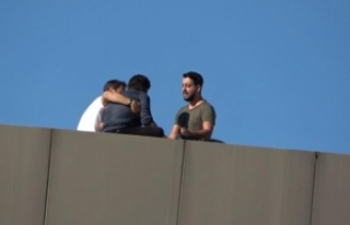 İntihar etmek için çatıya çıkan kadını polis...