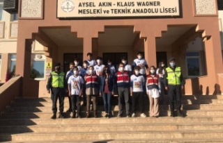 Jandarma ekipleri, liselerde emniyet kemerinin önemini...